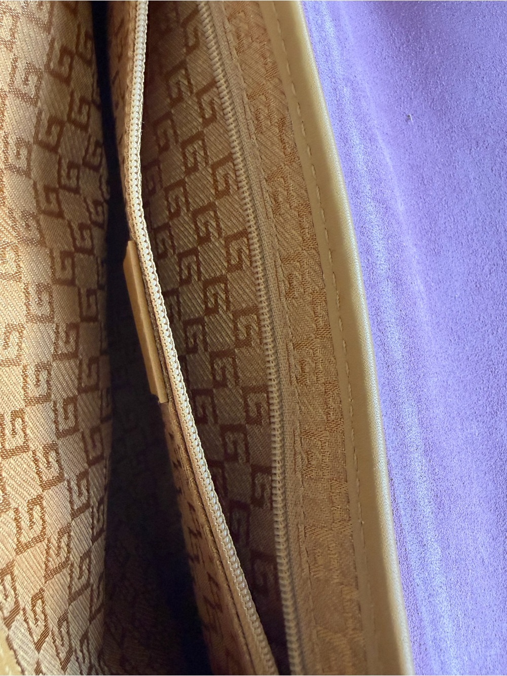 Authentic Gucci by Tom Ford Tiger Charm Lavender Shoulder Bag - Picture 14 of 17